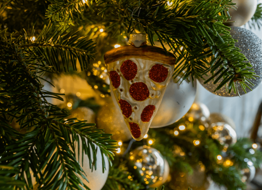 GRR PE NOVEMBER 2023 FESTIVE CHRISTMAS TREE DECORATION veyddq k1cqgg 090925 1